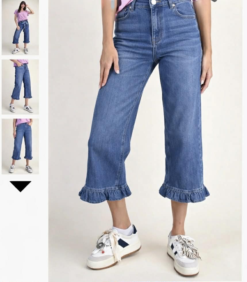 Easel twill ruffle bottom crop