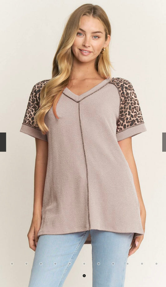 Heimish ribbed leopard vneck PLUS