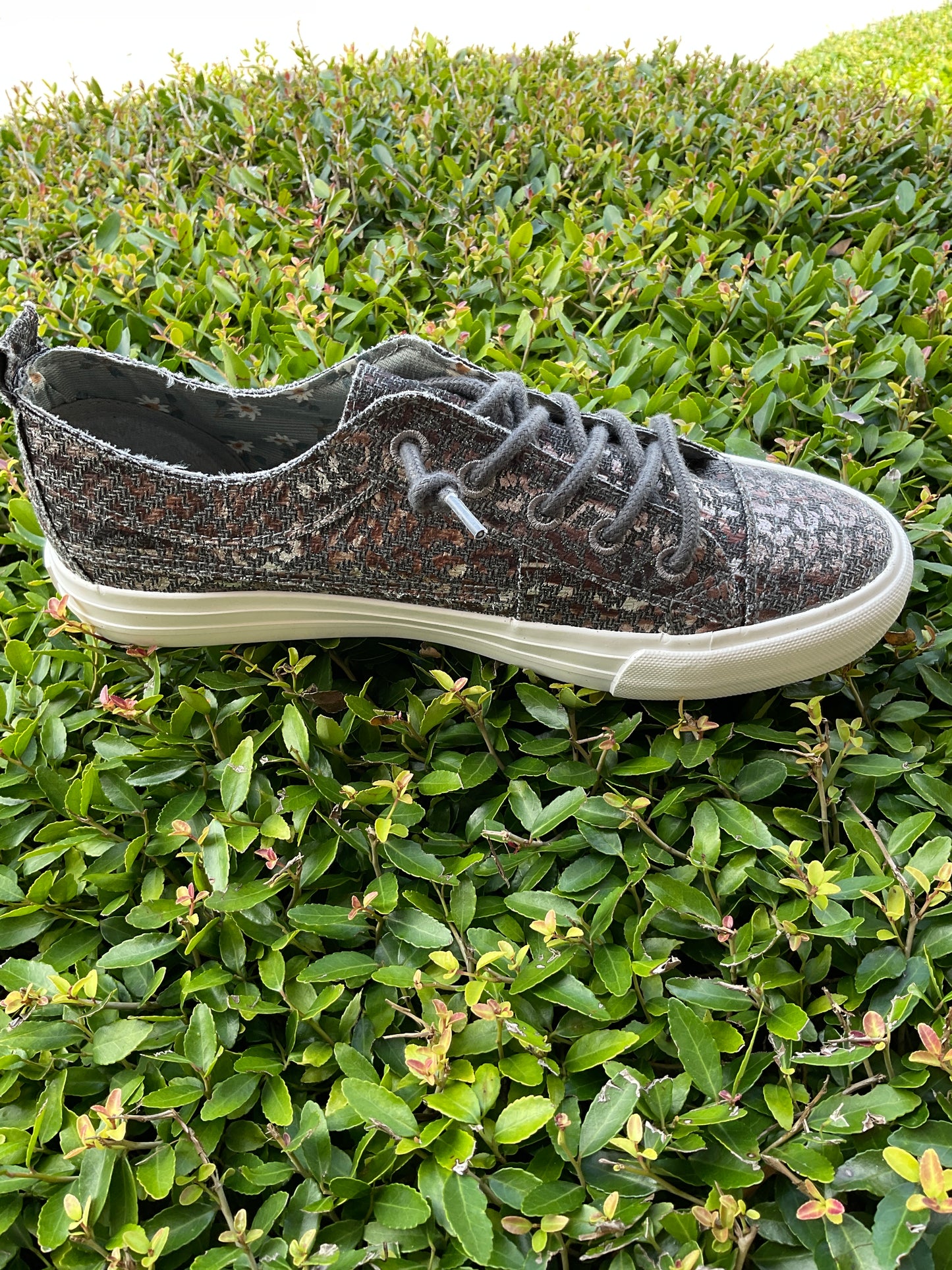 Gypsy Jazz Kyrie tennis shoes